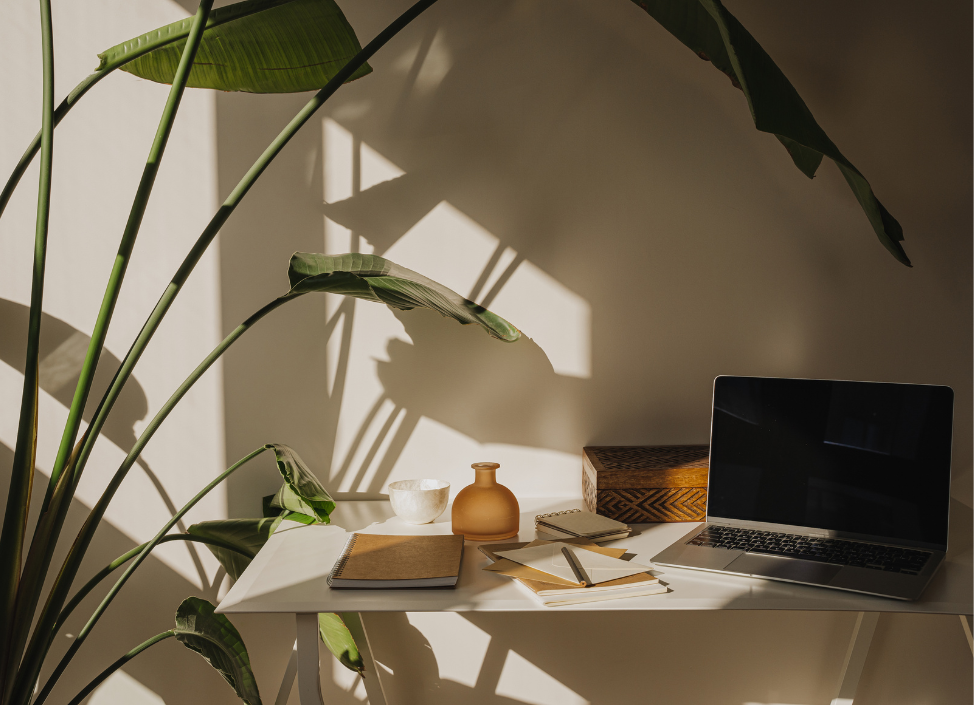 Bureau lumineux avec ordinateur portable et carnets de notes