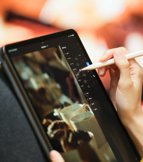 femme qui fait un montage vidéo sur une tablette