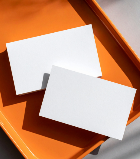 Flyers blancs posé sur un plateau rectangle orange