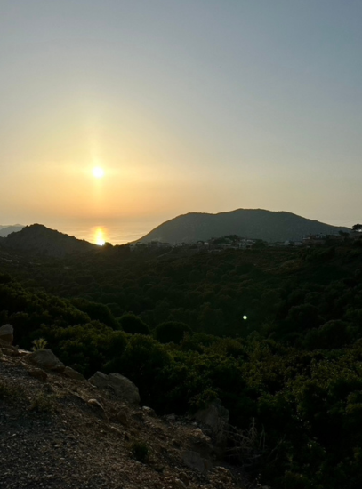 paysage montagneux avec coucher de soleil