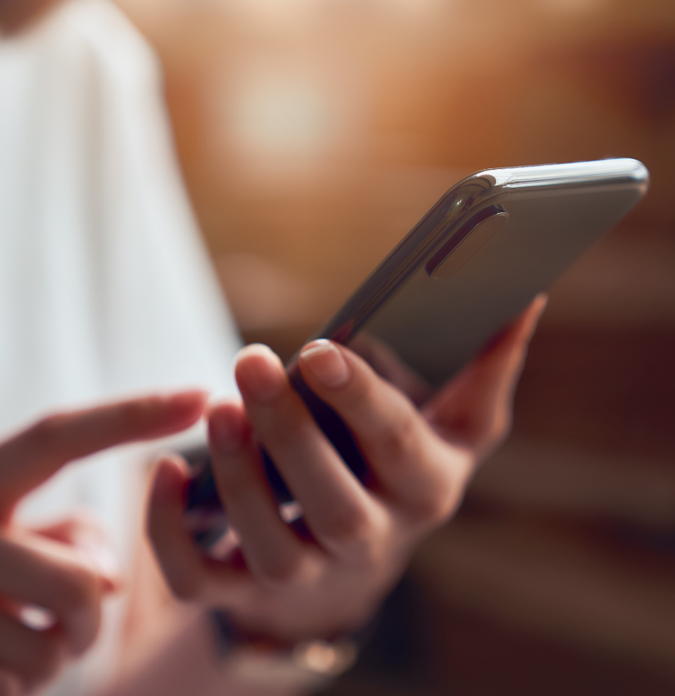 femme qui regarde sur son téléphone