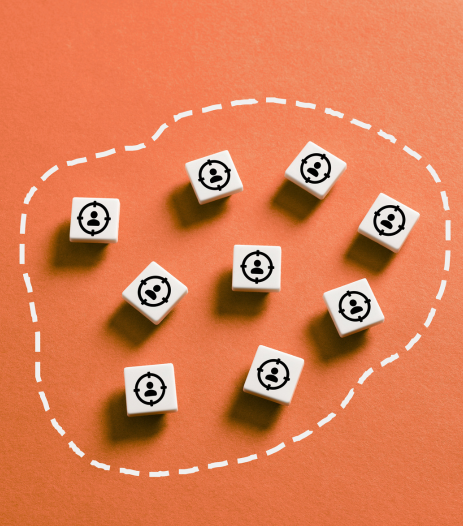 persona sur fond orange