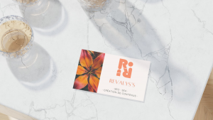 Carte de visite Revalys's posée sur une table en marbre