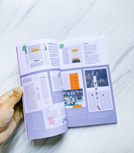 brochure en anglais bleu et orange