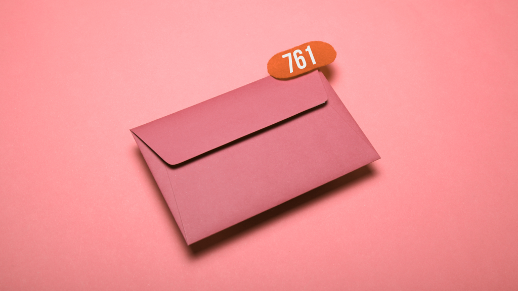 enveloppe sur fond rosé avec signe de notifications