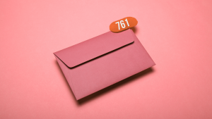 enveloppe sur fond rosé avec signe de notifications