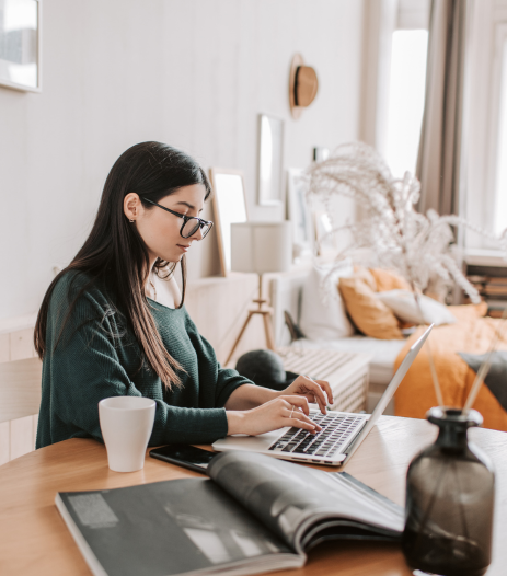 femme qui regarde son ordinateur