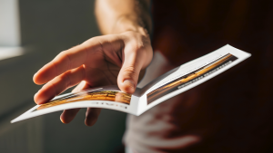 homme qui tient une brochure