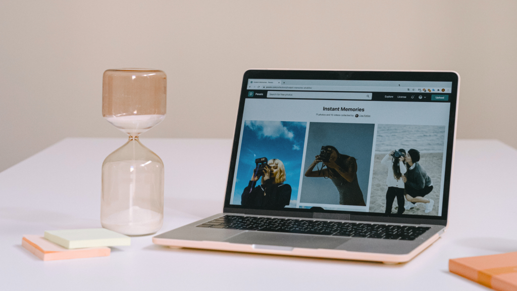 ordinateur posé sur un bureau