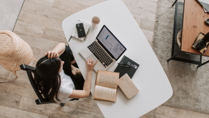 femme vue du ciel qui fait ses recherches sur son ordinateur