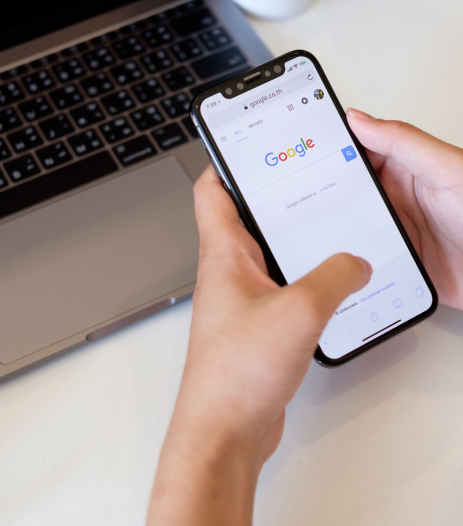 homme sur son téléphone