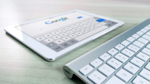 clavier mac avec une tablette devant
