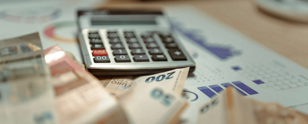 calculette avec des billets euros